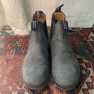 Rustic black Blundstones Chelsea 587 boots size 5 women’s 7